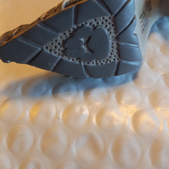 Just The Right Shoe  By Raine Lone Wolf Mini Figurine 25122 - Picture 11 of 11